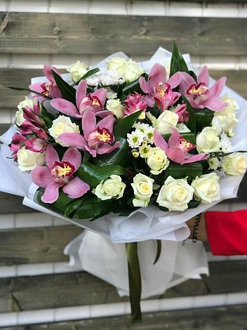Букет цветов из: Розы и Хризантемы в Бокситогорске