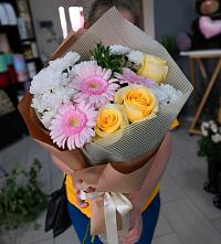 Букет цветов из:  Герберы, Розы и Хризантемы в Бокситогорске