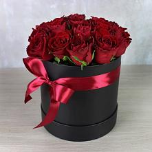 Цветочная композиция из Розы в шляпной коробке в Бокситогорске