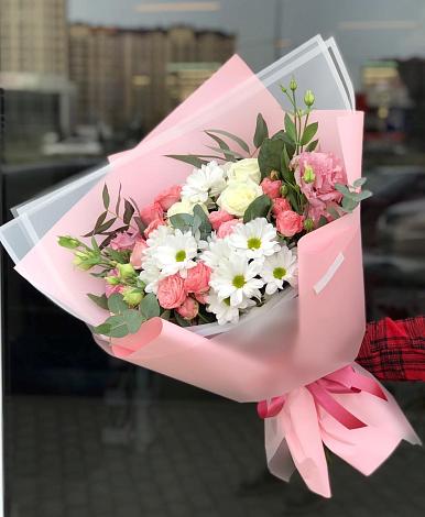 Букет цветов из: Розы, Лизиантусы и Хризантемы в Бокситогорске